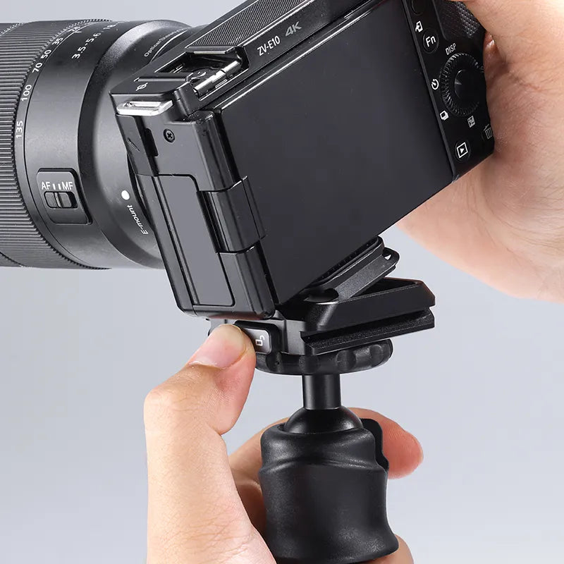 Ulanzi Uka Quick Release Plate C007: Attaching a ZV-E10 4K camera to the plate for quick setup.