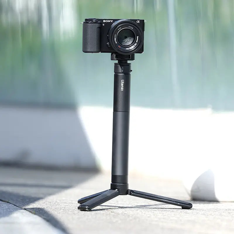 Ulanzi tripod with Sony camera, black, ready for shooting, with locking mechanism and 1/4" screw.