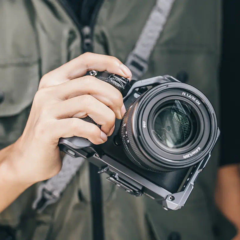 Ulanzi Falcam F22/F38/F50 Camera Cage for Sony a7RV with lens, Monet Gray.