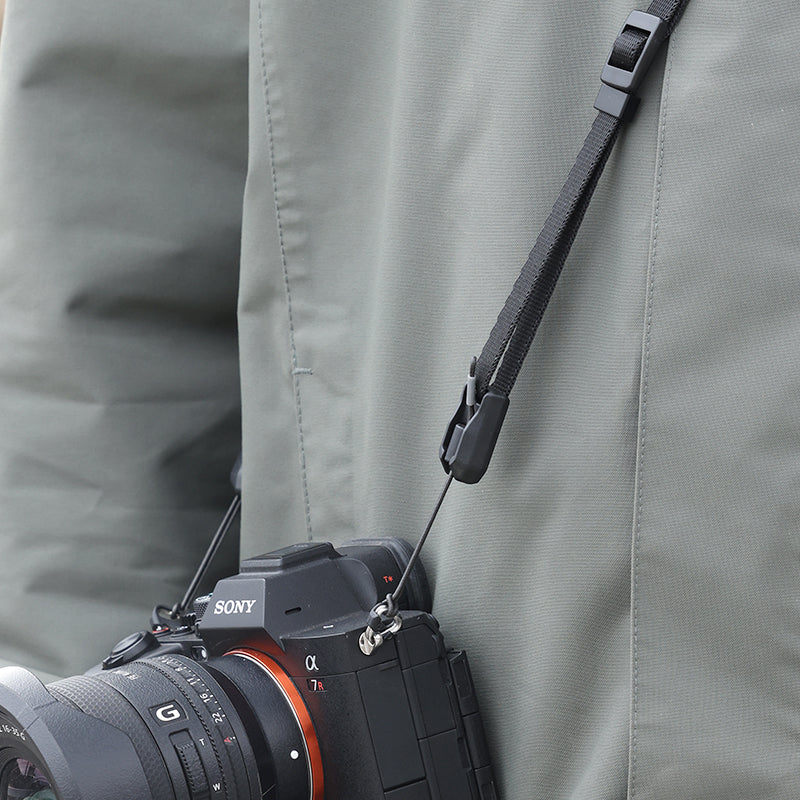 Ulanzi Falcam Maglink Mini Kit, Black magnetic buckle camera strap, Sony Alpha 7R camera, close-up.