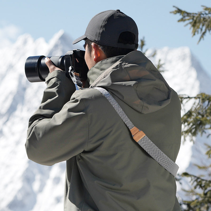 Photographer using Ulanzi Falcam Maglink 3144 camera strap, grey strap and magnetic buckle.