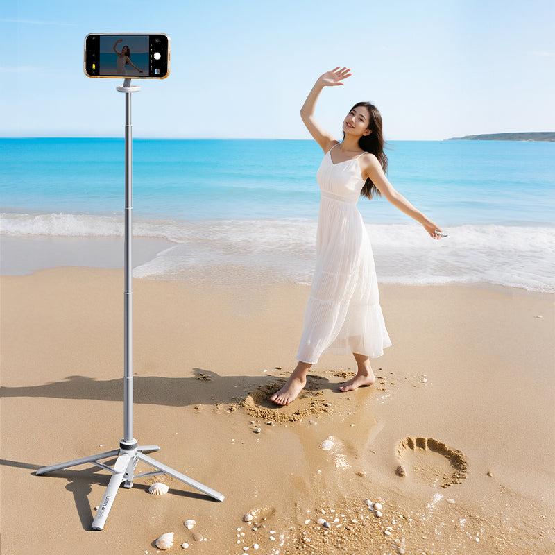 A girl using Ulanzi MT85 with remote control on a beach