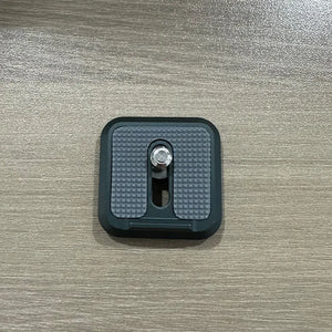 Ulanzi camera quick release plate, black frame, gray textured pad, silver screw, for camera support.