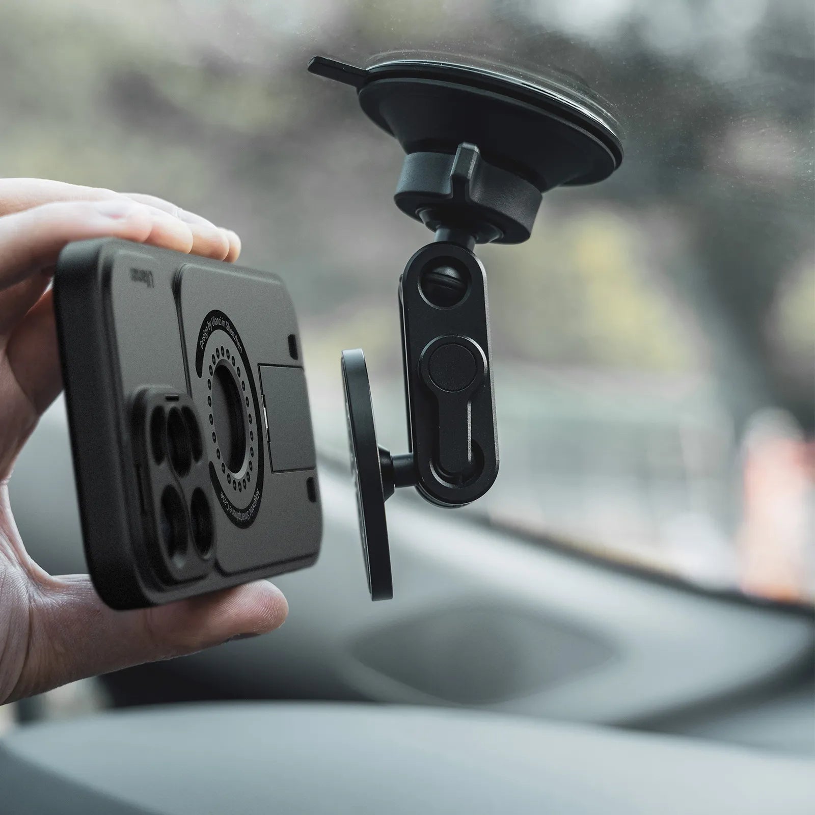 Ulanzi O-LOCK Phone Video Kit attached to car windshield with suction mount.