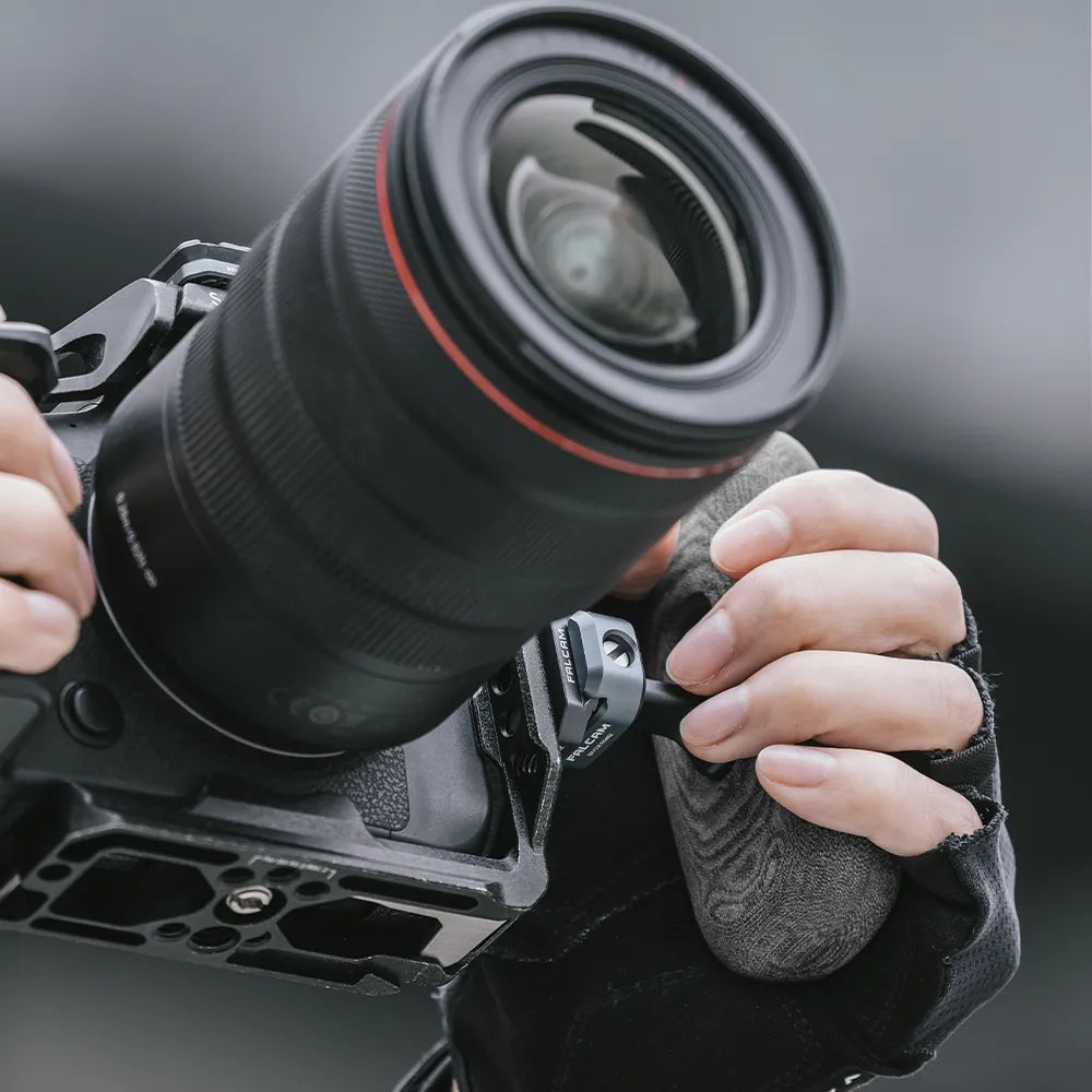 User gripping Ulanzi F22 Soap Side Handle on a camera
