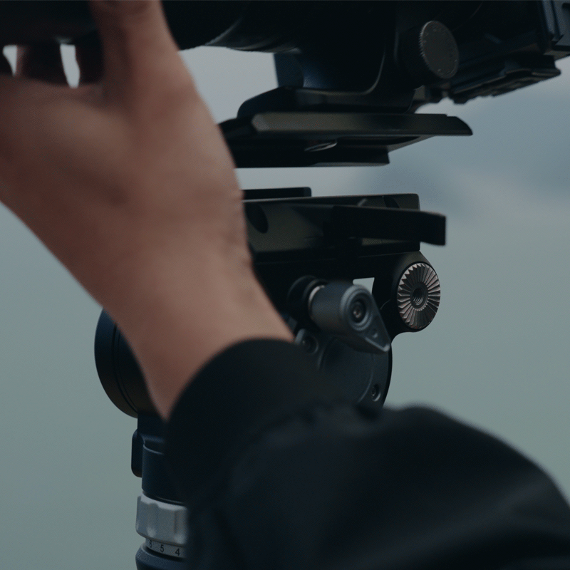User adjusting the fluid head controls of Ulanzi VideoFast Heavy Duty Tripod.