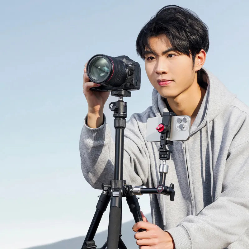 TT53 Traveler-Uka Tripod with dual setup for DSLR and smartphone photography.
