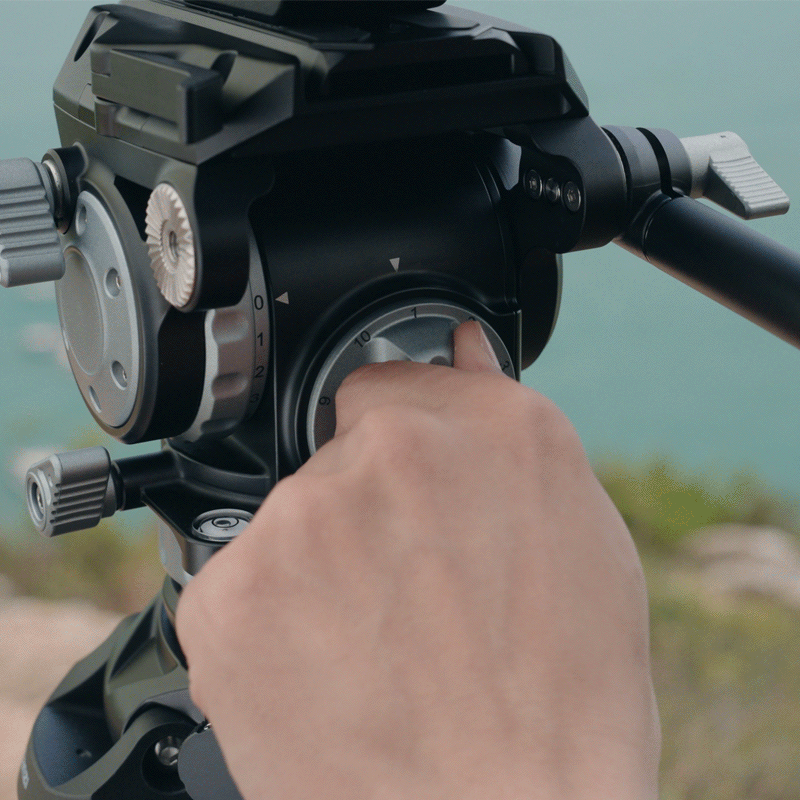 User adjusting control dial on Ulanzi VideoFast Tripod fluid head.