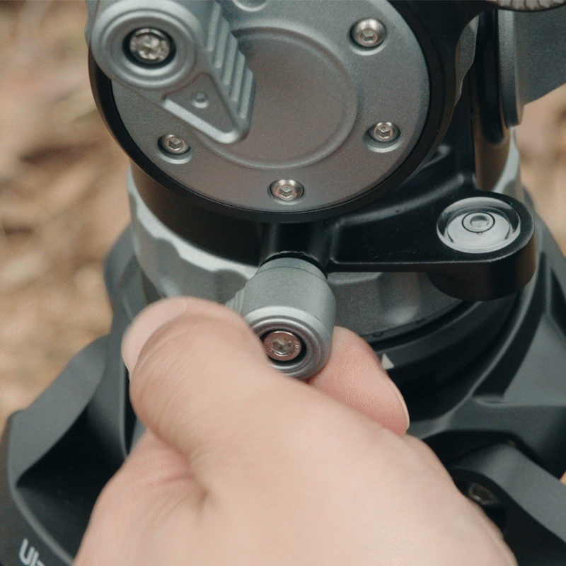 User adjusting fluid head lever on Ulanzi VideoFast Heavy Duty Tripod Kit.
