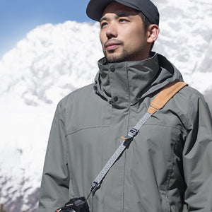 Ulanzi Falcam Maglink shoulder strap on a man in the mountains, showcasing its design and comfort.